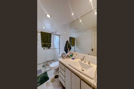 Apartamento à venda com 244m², 5 quartos e 4 vagasBanheiro da Suíte 1