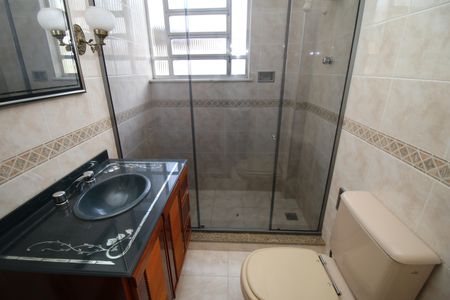 Casa à venda com 310m², 5 quartos e 3 vagasBanheiro da Suíte 2