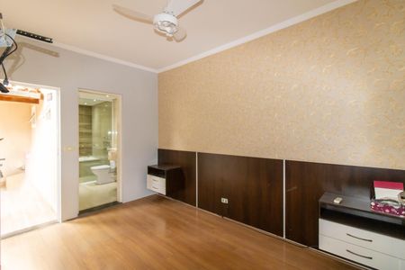 Casa à venda com 236m², 3 quartos e 2 vagasSuíte