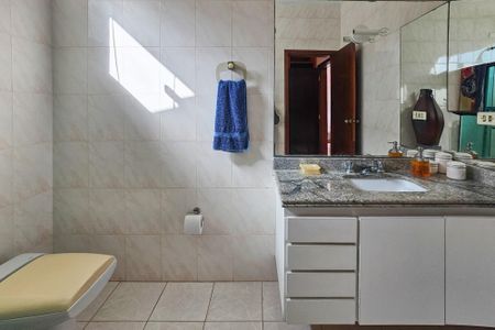 Apartamento para alugar com 500m², 4 quartos e 6 vagasBanheiro da Suíte 2