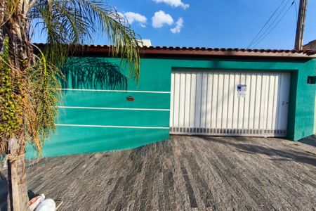 Casa à venda com 220m², 3 quartos e 2 vagas Casa à venda com 220m², 3 quartos e 2 vagasFachada