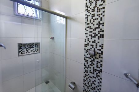 Casa à venda com 220m², 3 quartos e 2 vagas Casa à venda com 220m², 3 quartos e 2 vagasBanheiro Suíte 2