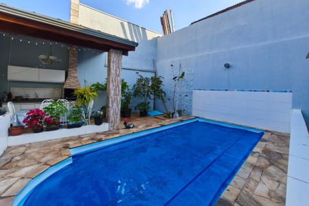 Casa à venda com 220m², 3 quartos e 2 vagas Casa à venda com 220m², 3 quartos e 2 vagasQuintal - Piscina