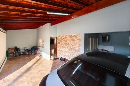 Casa à venda com 220m², 3 quartos e 2 vagas Casa à venda com 220m², 3 quartos e 2 vagasQuintal - Garagem