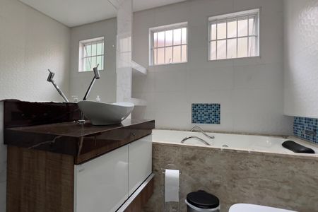 Casa à venda com 200m², 3 quartos e 4 vagasBanheiro da Suíte