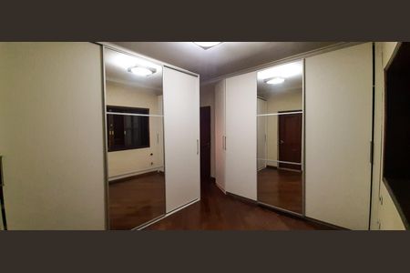 Casa à venda com 550m², 3 quartos e 3 vagas Casa à venda com 550m², 3 quartos e 3 vagasSuíte