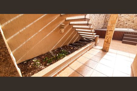 Casa à venda com 550m², 3 quartos e 3 vagas Casa à venda com 550m², 3 quartos e 3 vagasEscada