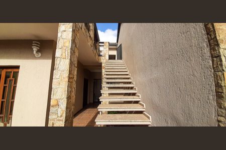 Casa à venda com 550m², 3 quartos e 3 vagas Casa à venda com 550m², 3 quartos e 3 vagasEscada