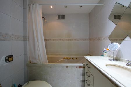 Apartamento à venda com 145m², 3 quartos e 2 vagas Apartamento à venda com 145m², 3 quartos e 2 vagasBanheiro da Suíte