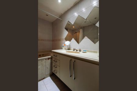 Apartamento à venda com 145m², 3 quartos e 2 vagas Apartamento à venda com 145m², 3 quartos e 2 vagasBanheiro da Suíte