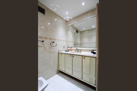 Apartamento à venda com 145m², 3 quartos e 2 vagas Apartamento à venda com 145m², 3 quartos e 2 vagasBanheiro social