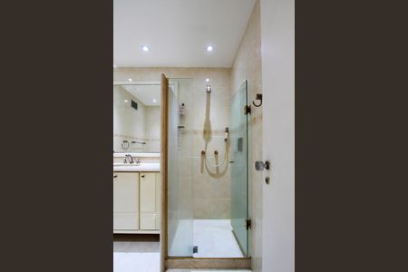 Apartamento à venda com 145m², 3 quartos e 2 vagas Apartamento à venda com 145m², 3 quartos e 2 vagasBanheiro social