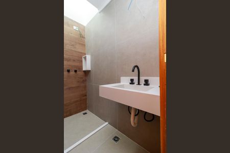 Casa à venda com 135m², 3 quartos e 2 vagasSuíte 1 - Banheiro