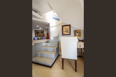 Apartamento à venda com 130m², 3 quartos e 1 vagaEscada