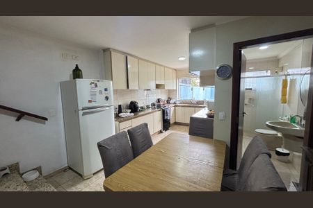 Casa à venda com 263m², 4 quartos e 4 vagas Casa à venda com 263m², 4 quartos e 4 vagasCozinha