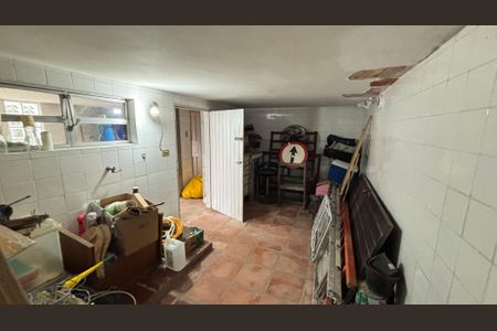 Casa à venda com 263m², 4 quartos e 4 vagas Casa à venda com 263m², 4 quartos e 4 vagasPorão