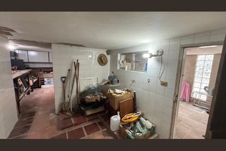 Casa à venda com 263m², 4 quartos e 4 vagas Casa à venda com 263m², 4 quartos e 4 vagasPorão