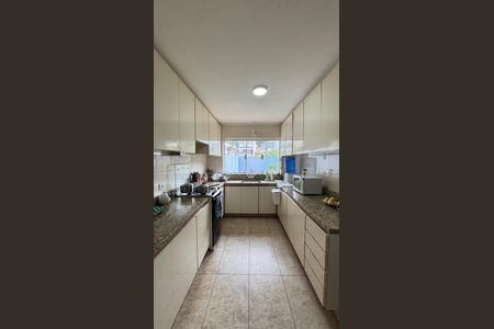 Casa à venda com 263m², 4 quartos e 4 vagas Casa à venda com 263m², 4 quartos e 4 vagasCozinha