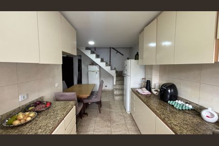 Casa à venda com 263m², 4 quartos e 4 vagas Casa à venda com 263m², 4 quartos e 4 vagasCozinha