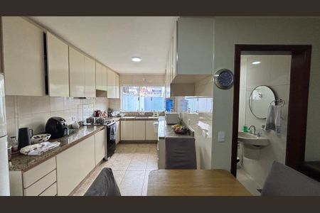 Casa à venda com 263m², 4 quartos e 4 vagas Casa à venda com 263m², 4 quartos e 4 vagasCozinha