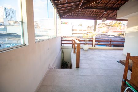 Casa à venda com 200m², 4 quartos e 4 vagas Casa à venda com 200m², 4 quartos e 4 vagasVaranda