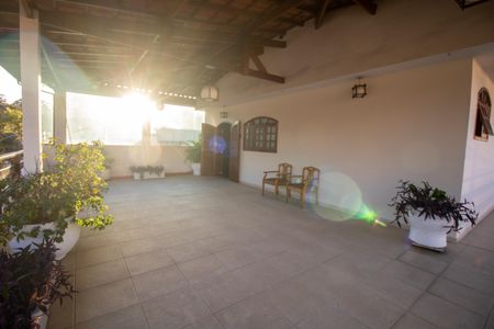 Casa à venda com 200m², 4 quartos e 4 vagas Casa à venda com 200m², 4 quartos e 4 vagasVaranda