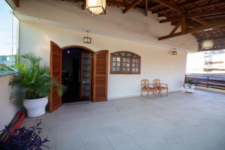 Casa à venda com 200m², 4 quartos e 4 vagas Casa à venda com 200m², 4 quartos e 4 vagasVaranda