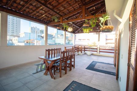 Casa à venda com 200m², 4 quartos e 4 vagas Casa à venda com 200m², 4 quartos e 4 vagasVaranda