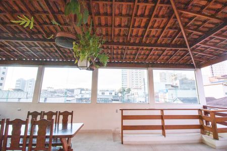 Casa à venda com 200m², 4 quartos e 4 vagas Casa à venda com 200m², 4 quartos e 4 vagasVaranda