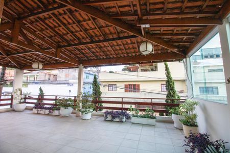 Casa à venda com 200m², 4 quartos e 4 vagas Casa à venda com 200m², 4 quartos e 4 vagasVaranda