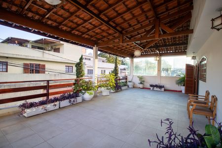 Casa à venda com 200m², 4 quartos e 4 vagas Casa à venda com 200m², 4 quartos e 4 vagasVaranda