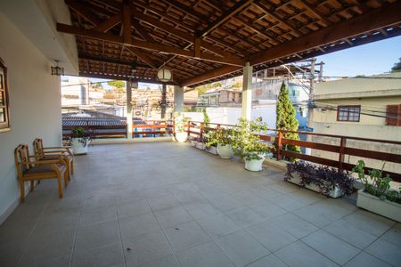 Casa à venda com 200m², 4 quartos e 4 vagas Casa à venda com 200m², 4 quartos e 4 vagasVaranda