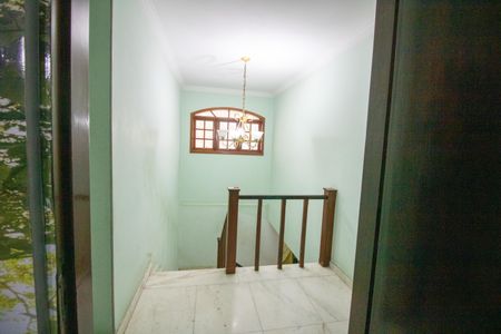 Casa à venda com 200m², 4 quartos e 4 vagas Casa à venda com 200m², 4 quartos e 4 vagasHall