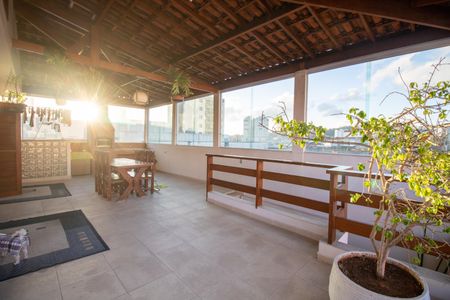 Casa à venda com 200m², 4 quartos e 4 vagas Casa à venda com 200m², 4 quartos e 4 vagasVaranda