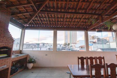 Casa à venda com 200m², 4 quartos e 4 vagas Casa à venda com 200m², 4 quartos e 4 vagasVaranda