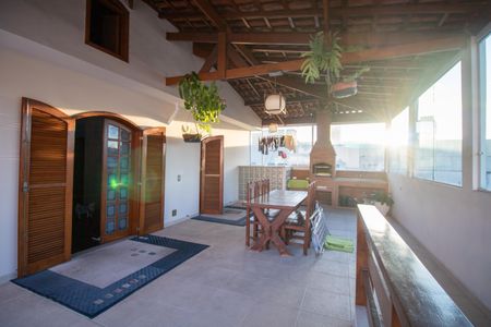 Casa à venda com 200m², 4 quartos e 4 vagas Casa à venda com 200m², 4 quartos e 4 vagasVaranda