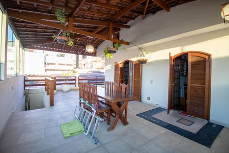 Casa à venda com 200m², 4 quartos e 4 vagas Casa à venda com 200m², 4 quartos e 4 vagasVaranda