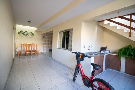 Casa à venda com 200m², 4 quartos e 4 vagas Casa à venda com 200m², 4 quartos e 4 vagasQuintal