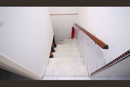 Casa à venda com 100m², 2 quartos e 2 vagasEscada