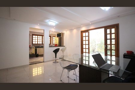 Casa à venda com 245m², 4 quartos e 6 vagasSala de Jantar