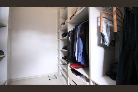 Casa à venda com 245m², 4 quartos e 6 vagasCloset da suíte