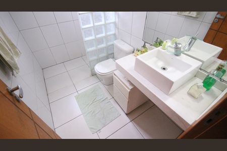 Casa à venda com 245m², 4 quartos e 6 vagasBanheiro 1