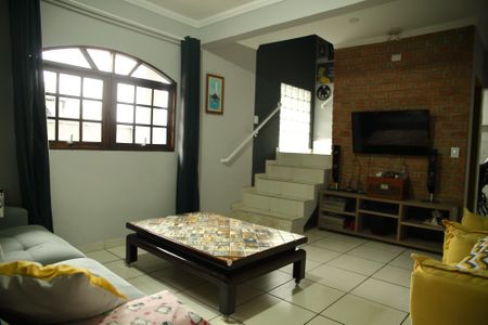 Casa para alugar com 200m², 3 quartos e 2 vagasSala