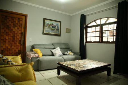 Casa para alugar com 200m², 3 quartos e 2 vagasSala