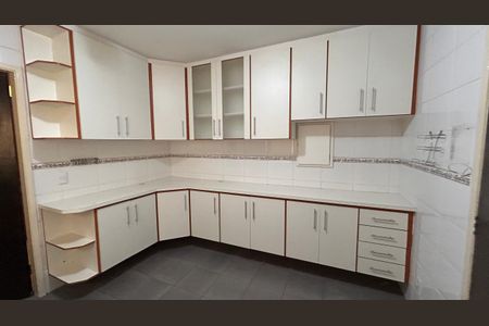 Casa à venda com 95m², 3 quartos e 2 vagasCozinha com armários