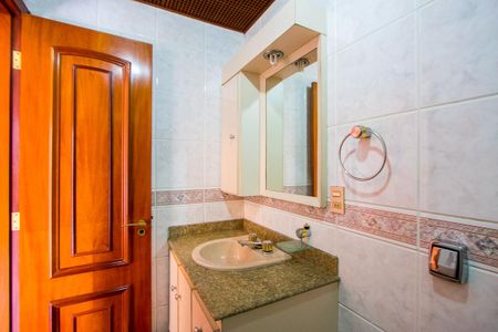 Apartamento à venda com 218m², 4 quartos e 5 vagasBanheiro da Suíte 2