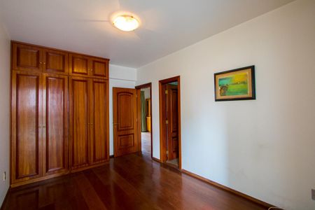 Apartamento à venda com 218m², 4 quartos e 5 vagas Suíte 2