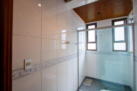 Apartamento à venda com 218m², 4 quartos e 5 vagasBanheiro da Suíte 2