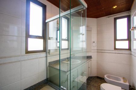 Apartamento à venda com 218m², 4 quartos e 5 vagasBanheiro da Suíte 1