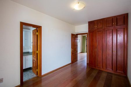 Apartamento à venda com 218m², 4 quartos e 5 vagas Suíte 3